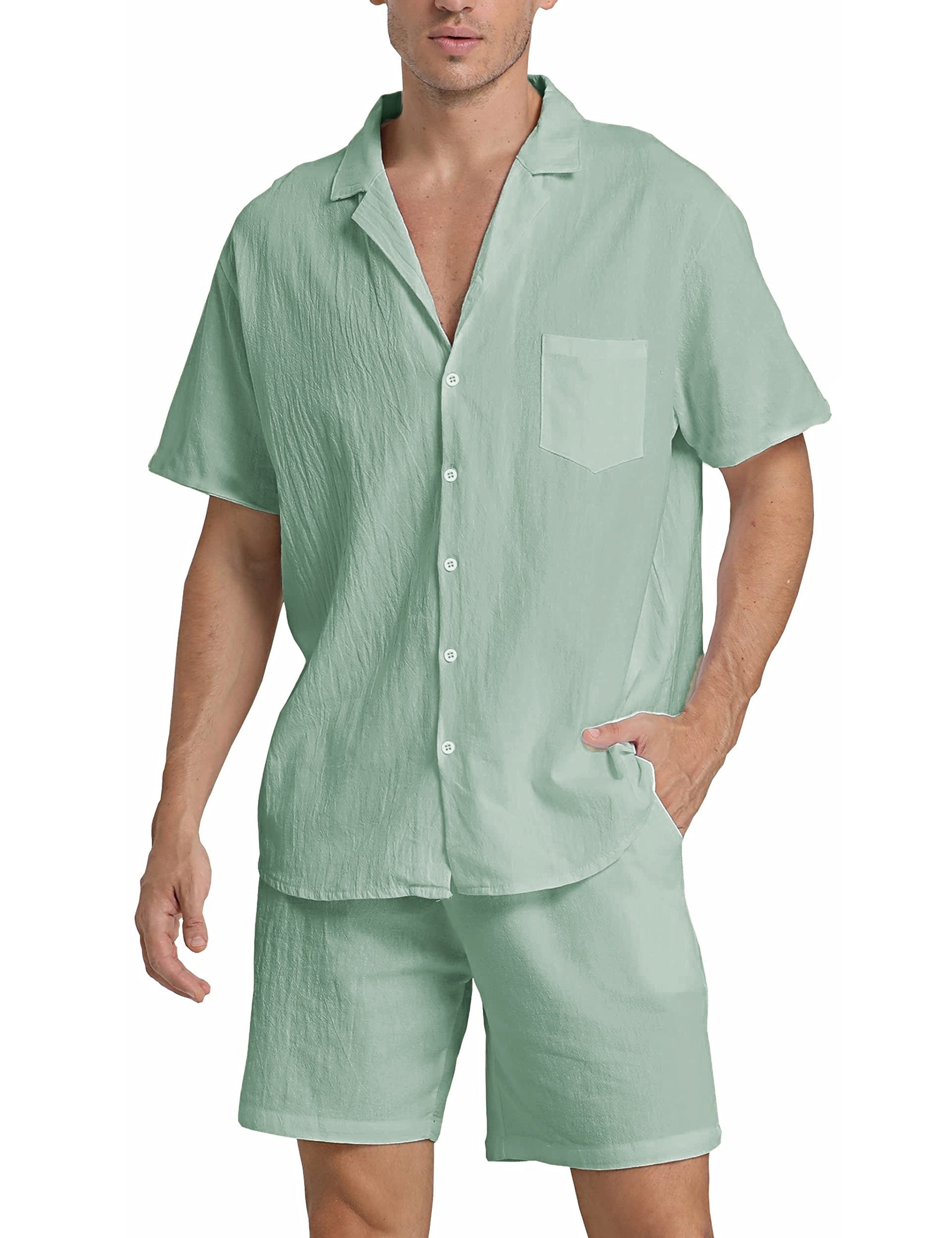 Uomo in completo estivo verde menta, camicia a maniche corte e pantaloncini coordinati, moda casual estiva, abbigliamento leggero e traspirante.
