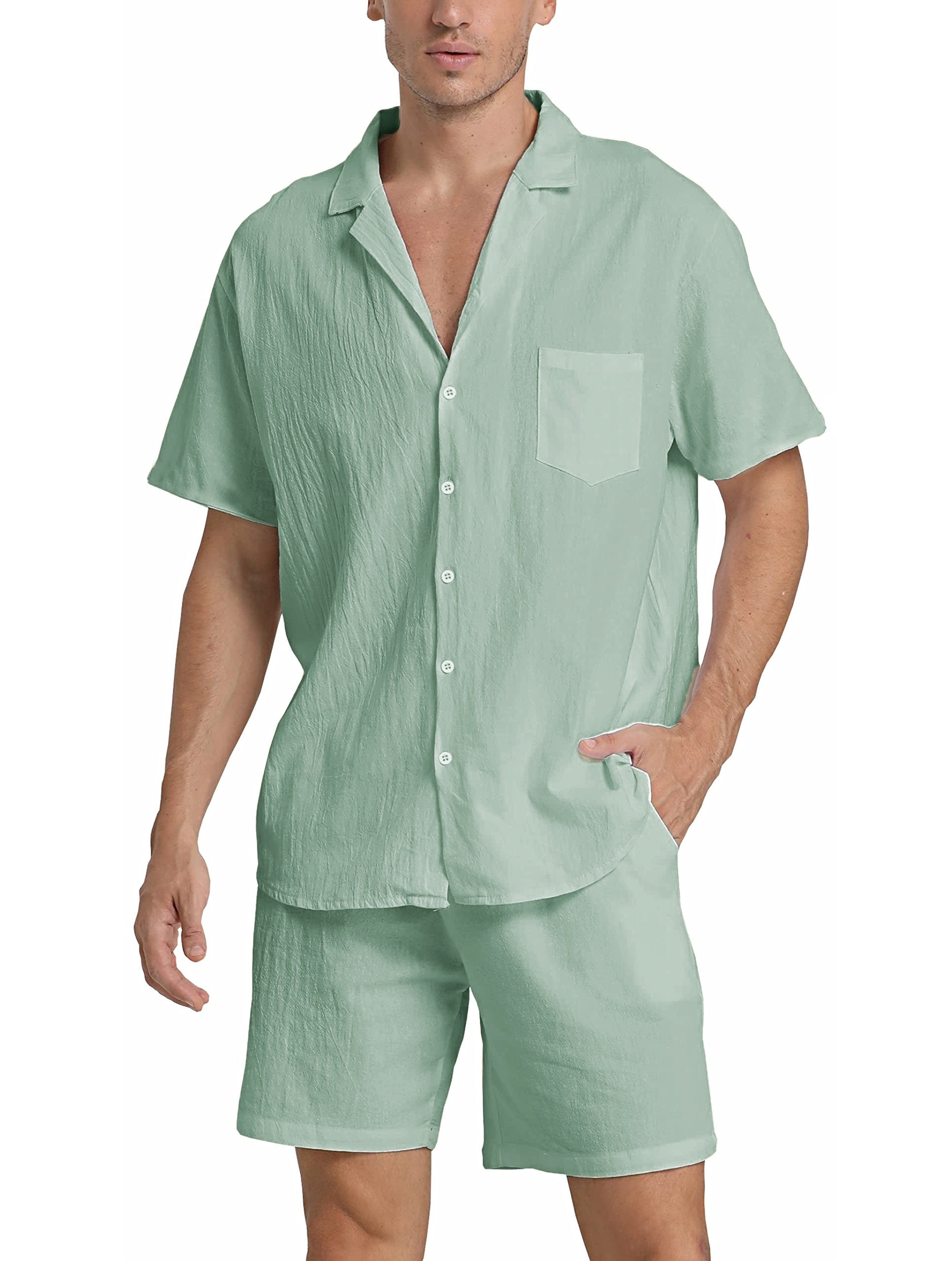 Uomo in completo estivo verde menta, camicia a maniche corte e pantaloncini coordinati, moda casual estiva, abbigliamento leggero e traspirante.