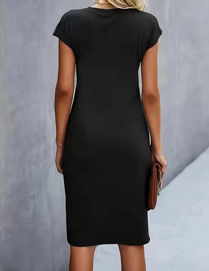 Abito nero aderente da donna, maniche corte, lunghezza al ginocchio, elegante e casual, perfetto per occasioni formali e quotidiane.