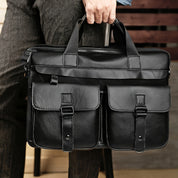 Borsa ventiquattrore in pelle nera con doppie tasche frontali, manici robusti, design elegante e funzionale, ideale per lavoro e viaggi d'affari.
