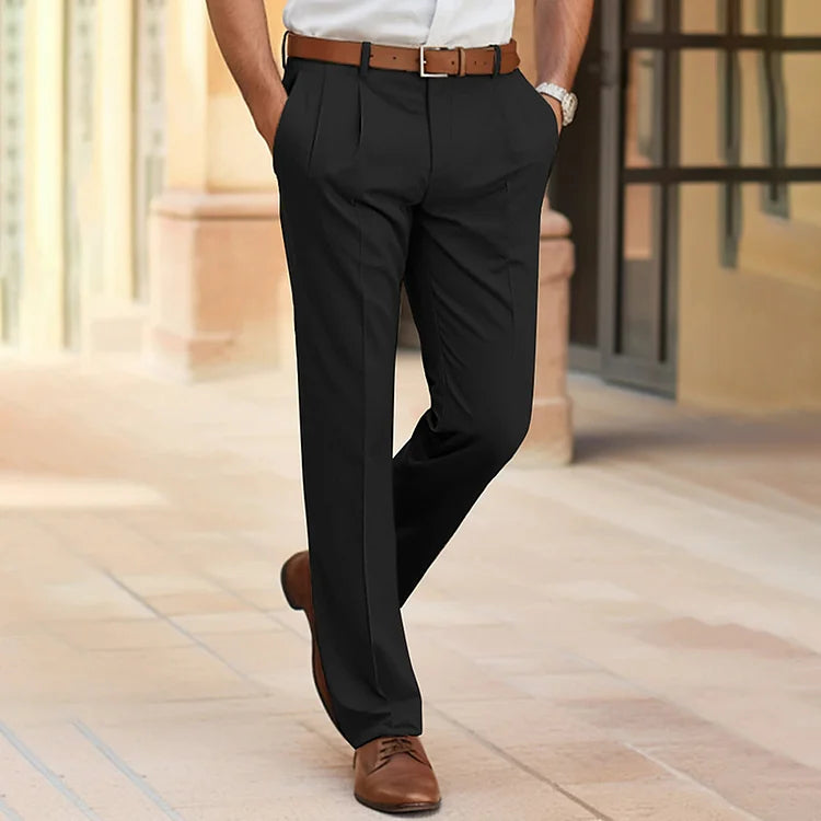 Pantaloni eleganti uomo neri, taglio classico, con cintura marrone e scarpe in pelle, moda maschile formale, abbigliamento da ufficio.