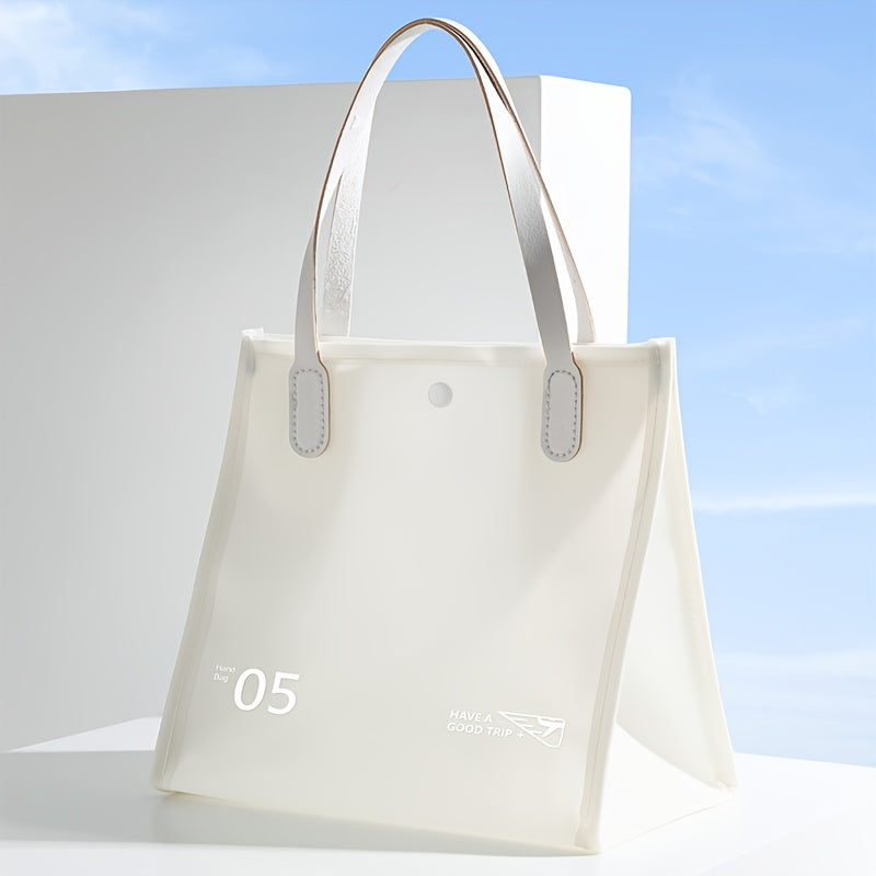 Borsa tote bianca trasparente con manici in pelle, design moderno, ideale per shopping e viaggi. Sfondo blu cielo. Accessorio moda elegante.