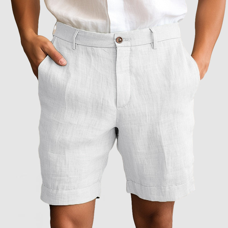 Pantaloncini uomo in lino bianco, eleganti e leggeri, ideali per l'estate. Design moderno con tasche laterali, perfetti per look casual e raffinati.