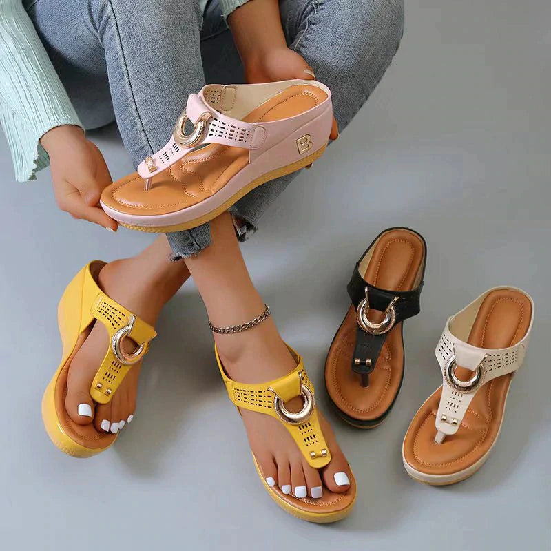 Sandali estivi da donna con zeppa, cinturino regolabile e decorazione ad anello, disponibili in giallo, nero e beige. Scarpe comode e alla moda.