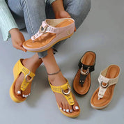Sandali estivi da donna con zeppa, cinturino regolabile e decorazione ad anello, disponibili in giallo, nero e beige. Scarpe comode e alla moda.