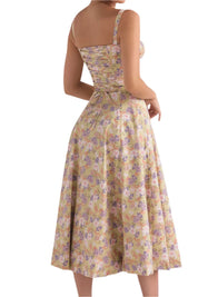 Abito estivo floreale donna, lunghezza midi, senza maniche, scollo quadrato, colore giallo con motivi floreali rosa e viola, stile casual elegante.
