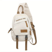 Zaino a tracolla bianco con dettagli marroni, tasche multiple e chiusure a fibbia. Design moderno, ideale per scuola o viaggio.