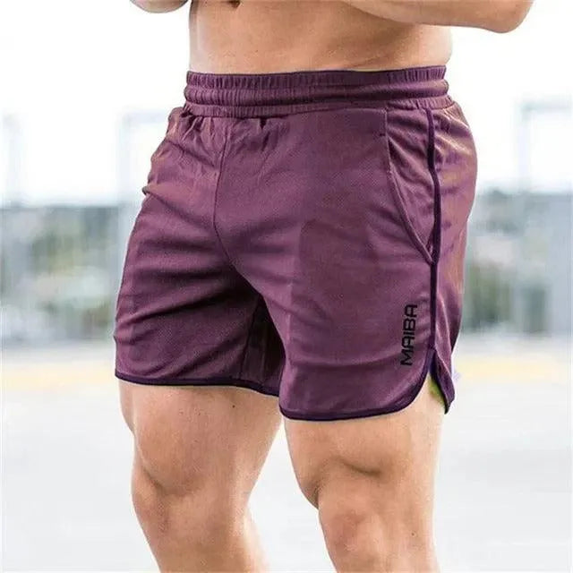 Shorts sportivi uomo viola, tessuto traspirante, elastico in vita, ideali per palestra e fitness. Design moderno, comfort elevato.