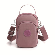 Borsa a tracolla rosa in nylon impermeabile, design compatto con tasche multiple e cerniere, ideale per donna, moda casual e viaggi.