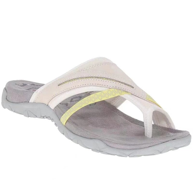 Sandalo infradito da donna in pelle beige con suola antiscivolo grigia, design ergonomico, ideale per estate e spiaggia. Comfort e stile casual.