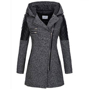 Cappotto invernale donna grigio con cappuccio, zip asimmetrica, dettagli in pelle nera, tasche multiple. Elegante e caldo, ideale per l'inverno.