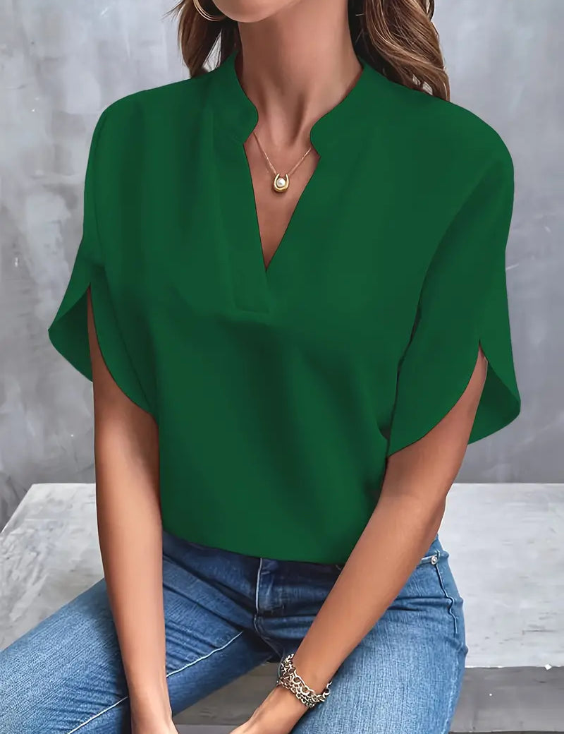 Blusa verde elegante da donna con scollo a V, maniche corte e design moderno. Perfetta per look casual o formali. Moda femminile, abbigliamento trendy.
