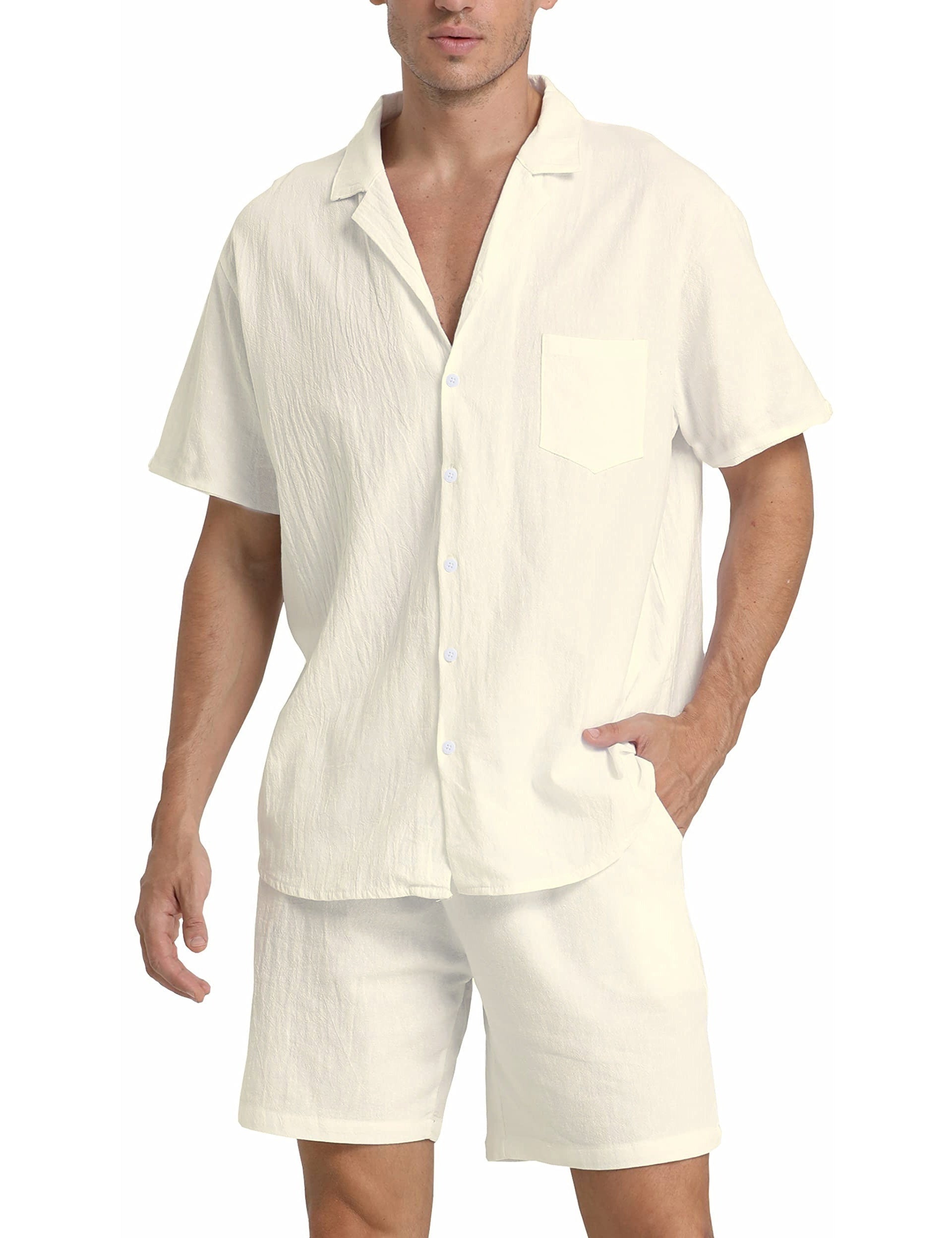 Camicia e pantaloncini uomo in lino bianco, stile casual estivo, con tasca frontale e bottoni. Abbigliamento leggero e traspirante per l'estate.