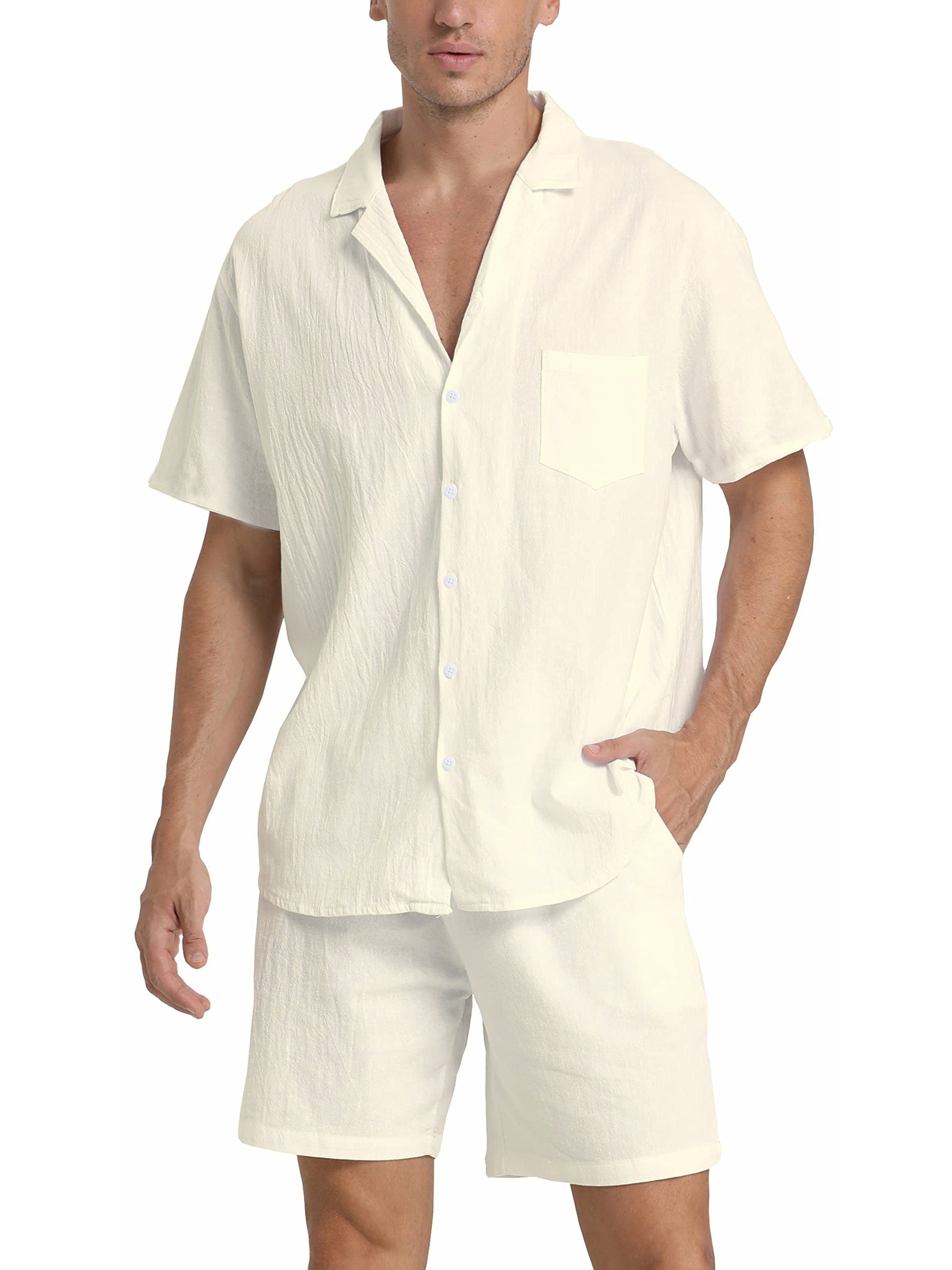 Camicia e pantaloncini uomo in lino bianco, stile casual estivo, con tasca frontale e bottoni, ideale per look freschi e leggeri.
