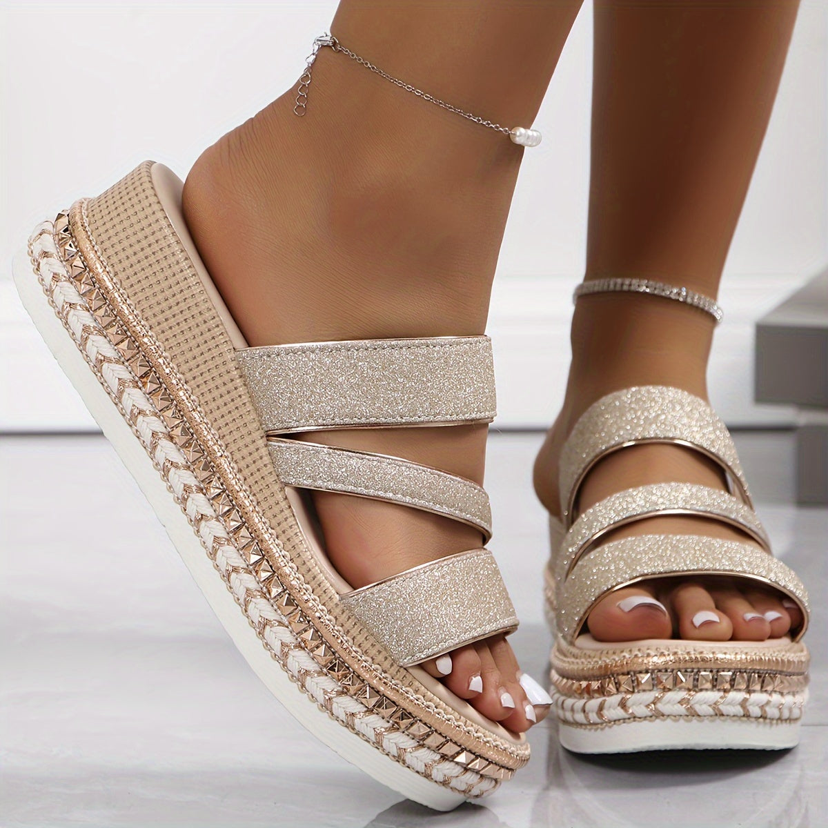Sandali donna con zeppa glitter oro, cinturini incrociati, suola intrecciata, moda estiva, calzature eleganti, tendenza 2023.
