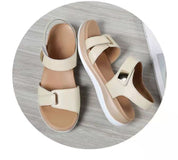 Sandali beige da donna con cinturino regolabile, suola bianca antiscivolo, design casual estivo, comodi e alla moda per passeggiate.