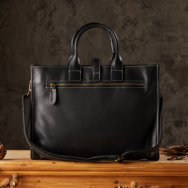 Elegante borsa in pelle nera con manici e tracolla, tasca frontale con zip, su sfondo scuro. Accessorio moda di lusso per uomo e donna.