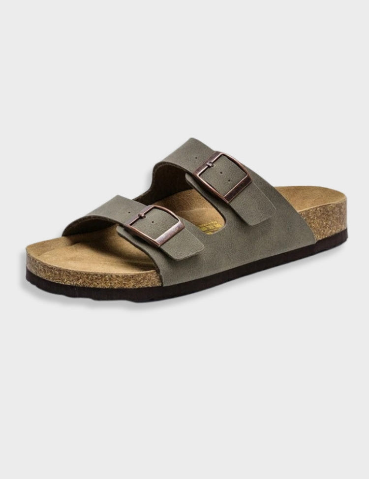 Sandalo unisex in pelle scamosciata grigia con doppia fibbia regolabile, suola in sughero e gomma. Calzature estive comode e alla moda.