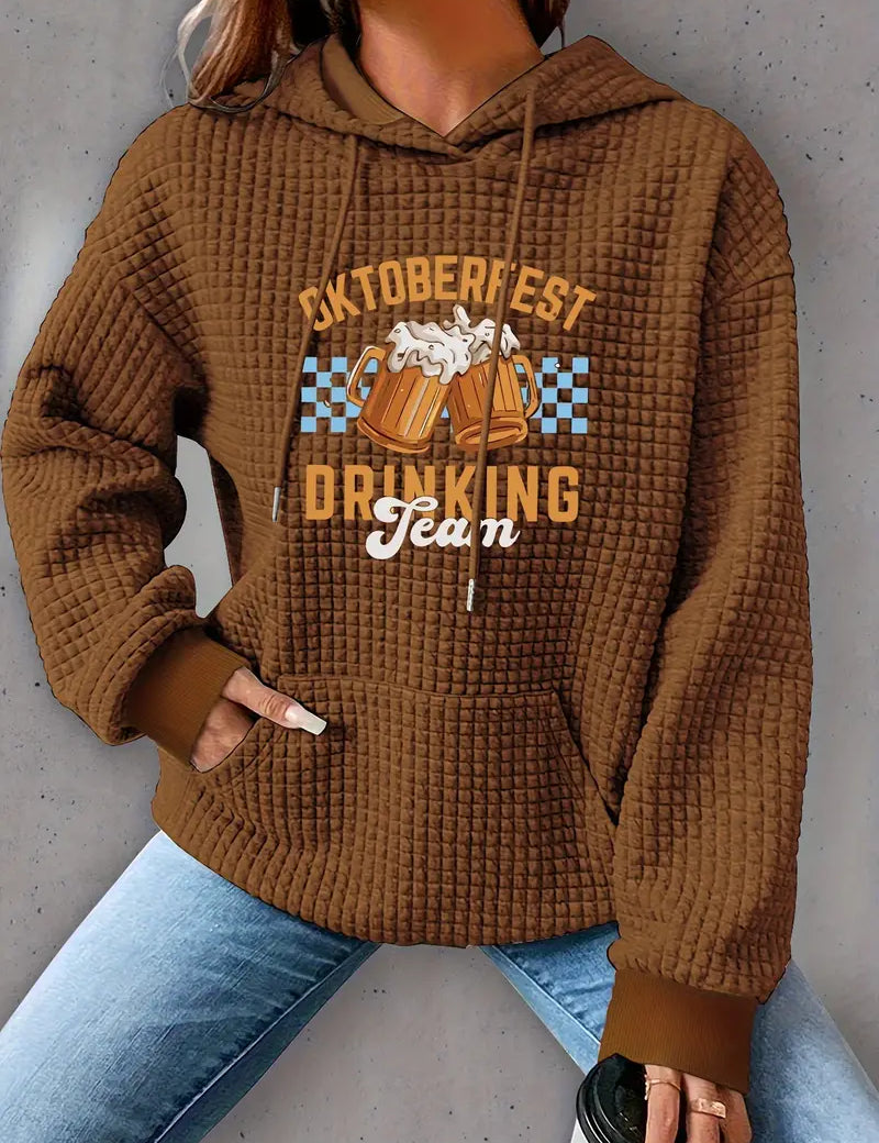 Felpa marrone con cappuccio, motivo "Oktoberfest Drinking Team", design a quadri, tasca frontale, stile casual, perfetta per eventi autunnali.