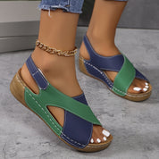 Sandali donna estivi in pelle blu e verde, con zeppa bassa e cuciture bianche. Design casual, perfetti per look estivi alla moda.