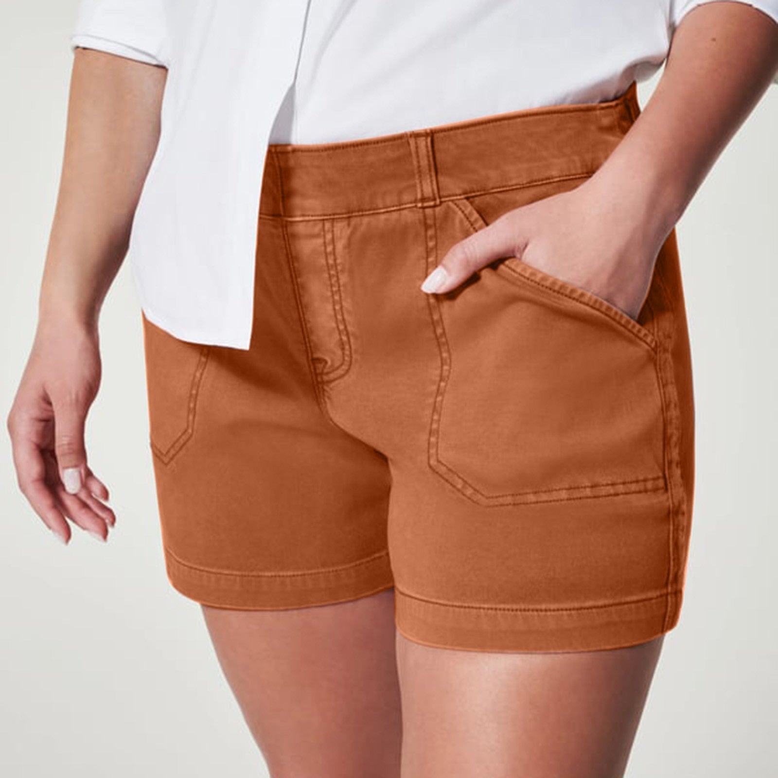 Shorts donna marroni in cotone, tasche frontali, vestibilità comoda. Ideali per look casual estivi. Abbigliamento femminile alla moda.