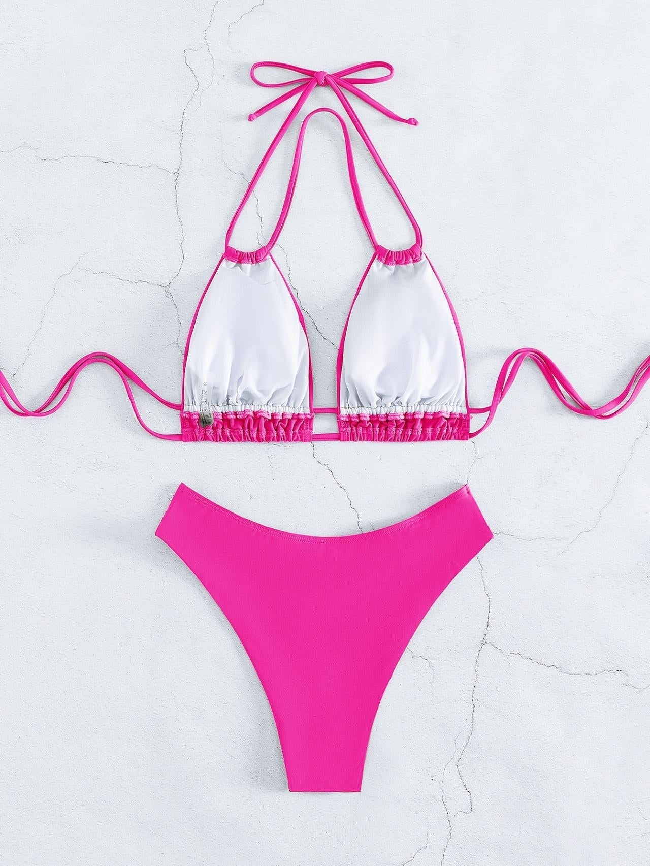Bikini donna due pezzi, top triangolo bianco e slip fucsia, moda mare estiva, costume da bagno elegante, tendenza spiaggia 2023.