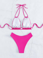 Bikini donna due pezzi, top triangolo bianco e slip fucsia, moda mare estiva, costume da bagno elegante, tendenza spiaggia 2023.