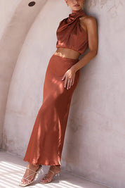 Abito elegante donna in raso color rame, top senza maniche e gonna lunga. Moda femminile, abbigliamento estivo, stile sofisticato.