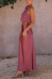 Abito lungo elegante in raso rosa, senza maniche, con scollo all'americana. Perfetto per eventi serali e cerimonie. Moda donna sofisticata.