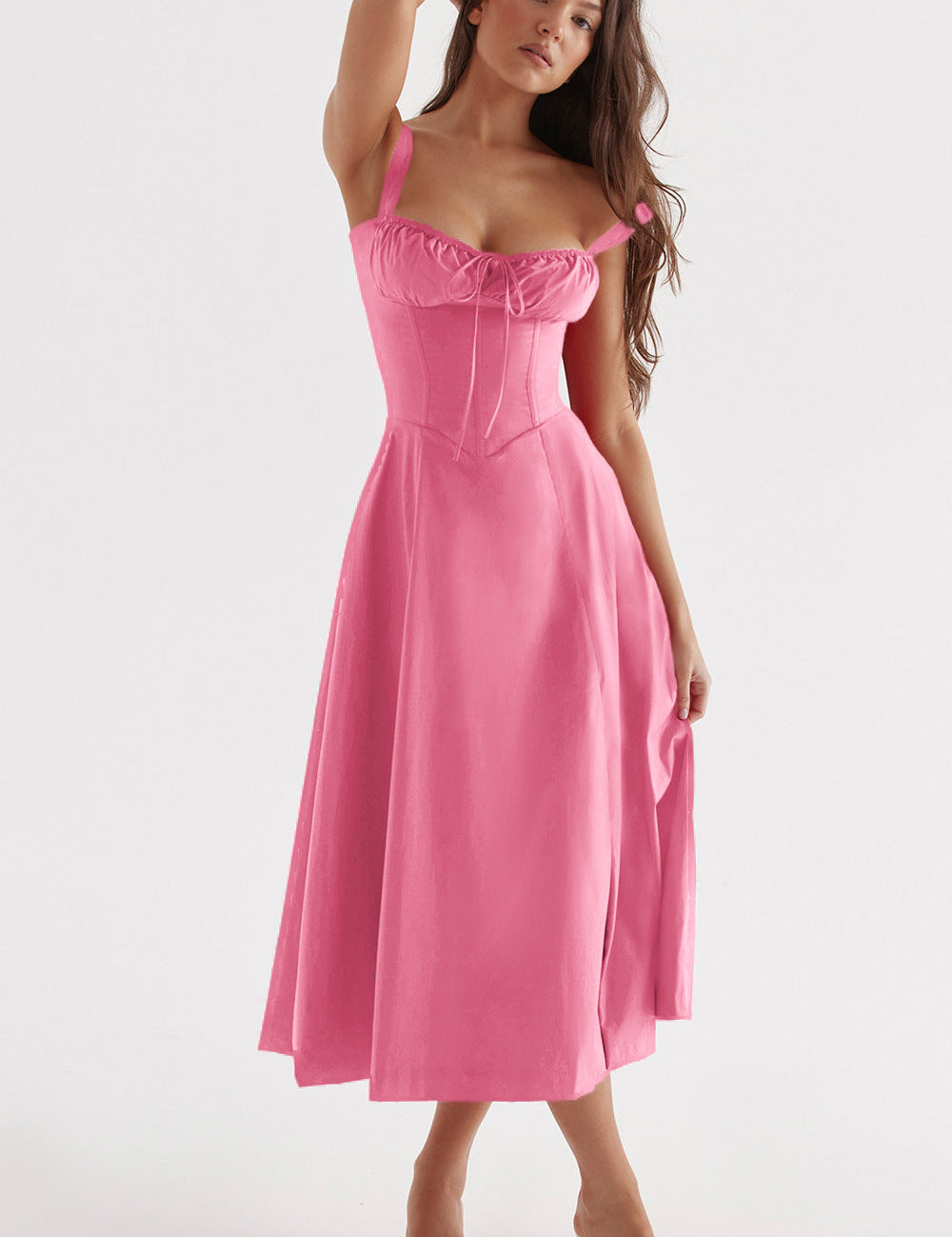 Abito lungo rosa elegante con spalline sottili, scollo a cuore e gonna svasata. Perfetto per eventi formali e cerimonie.