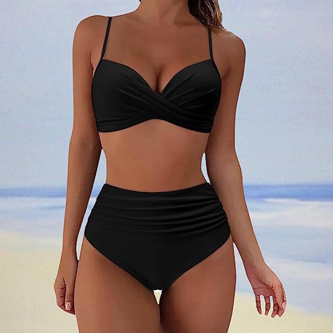 Costume da bagno donna nero, bikini a vita alta, design incrociato, mare, moda estiva, abbigliamento da spiaggia, tendenza 2023.
