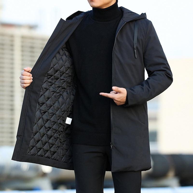 Giacca invernale uomo nera, imbottita, con cappuccio, design elegante, perfetta per look casual e formali. Ideale per climi freddi.