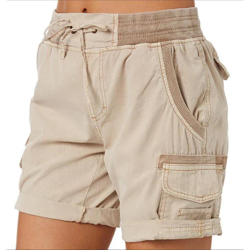 Shorts cargo beige da donna con tasche multiple, elastico in vita e orlo risvoltato. Stile casual estivo, tessuto leggero e confortevole.