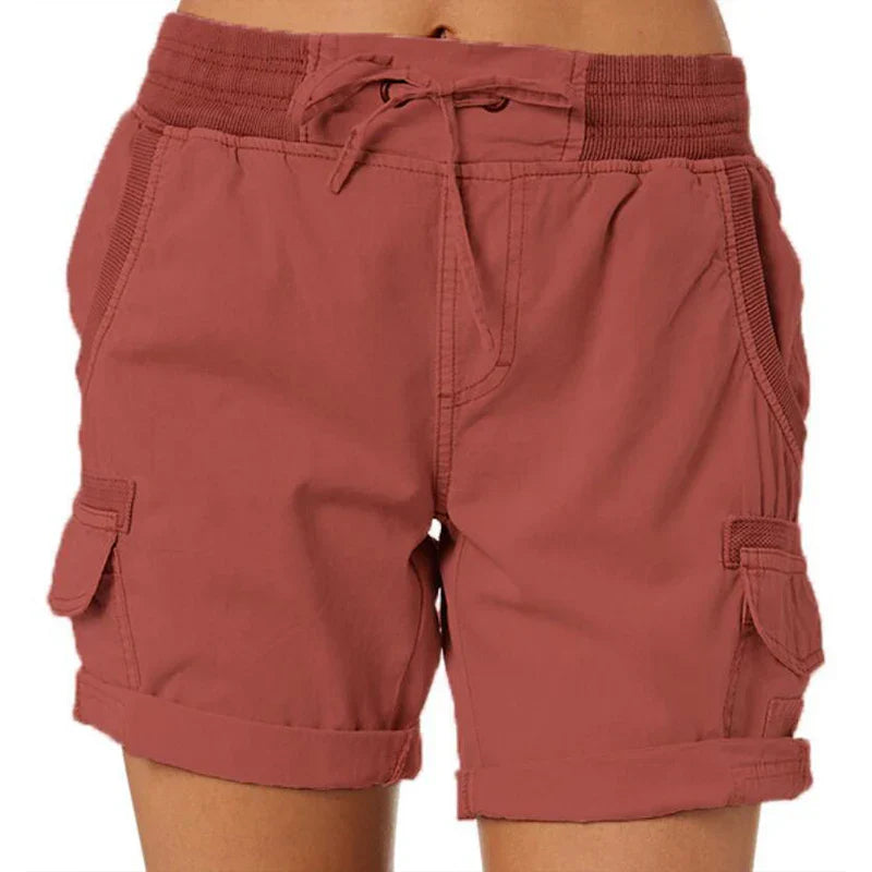 Shorts cargo donna color terracotta, tasche multiple, elastico in vita con laccio. Stile casual estivo, comodi e versatili.