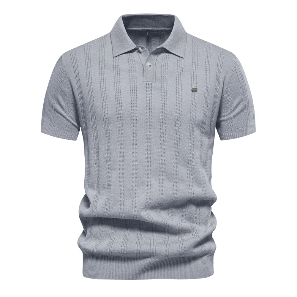 Maglia polo uomo grigia a maniche corte, design a righe verticali, colletto classico, ideale per look casual ed eleganti.