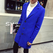 Giacca uomo blu elettrico, elegante e moderna, indossata su dolcevita bianco. Moda maschile autunno-inverno, stile casual chic.