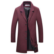 Cappotto lungo uomo bordeaux elegante, tre bottoni, tessuto invernale, fodera nera, ideale per moda autunno-inverno, abbigliamento formale.