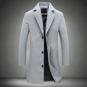Cappotto uomo elegante grigio chiaro, lungo, con bottoni neri e fodera interna, ideale per moda invernale e look formale.