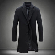 Cappotto uomo elegante nero, lungo, con bottoni, design classico. Ideale per moda invernale e abbigliamento formale. Tessuto di alta qualità.