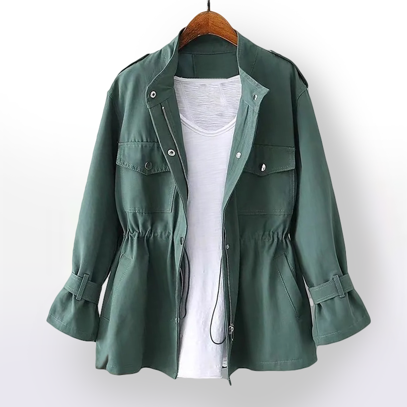 Giacca verde militare da donna con coulisse in vita, tasche frontali e chiusura a zip, appesa su gruccia. Perfetta per look casual e autunnali.
