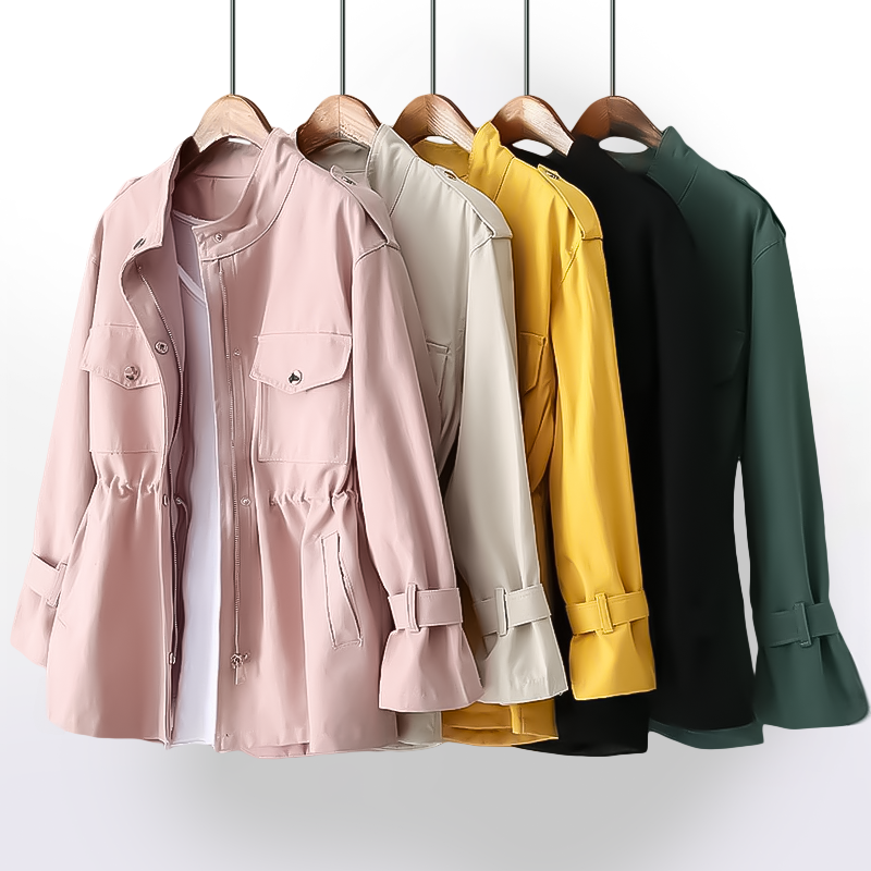 Cinque giacche casual da donna su appendiabiti, colori: rosa, beige, giallo, nero, verde. Moda autunnale, stile versatile, tasche frontali.