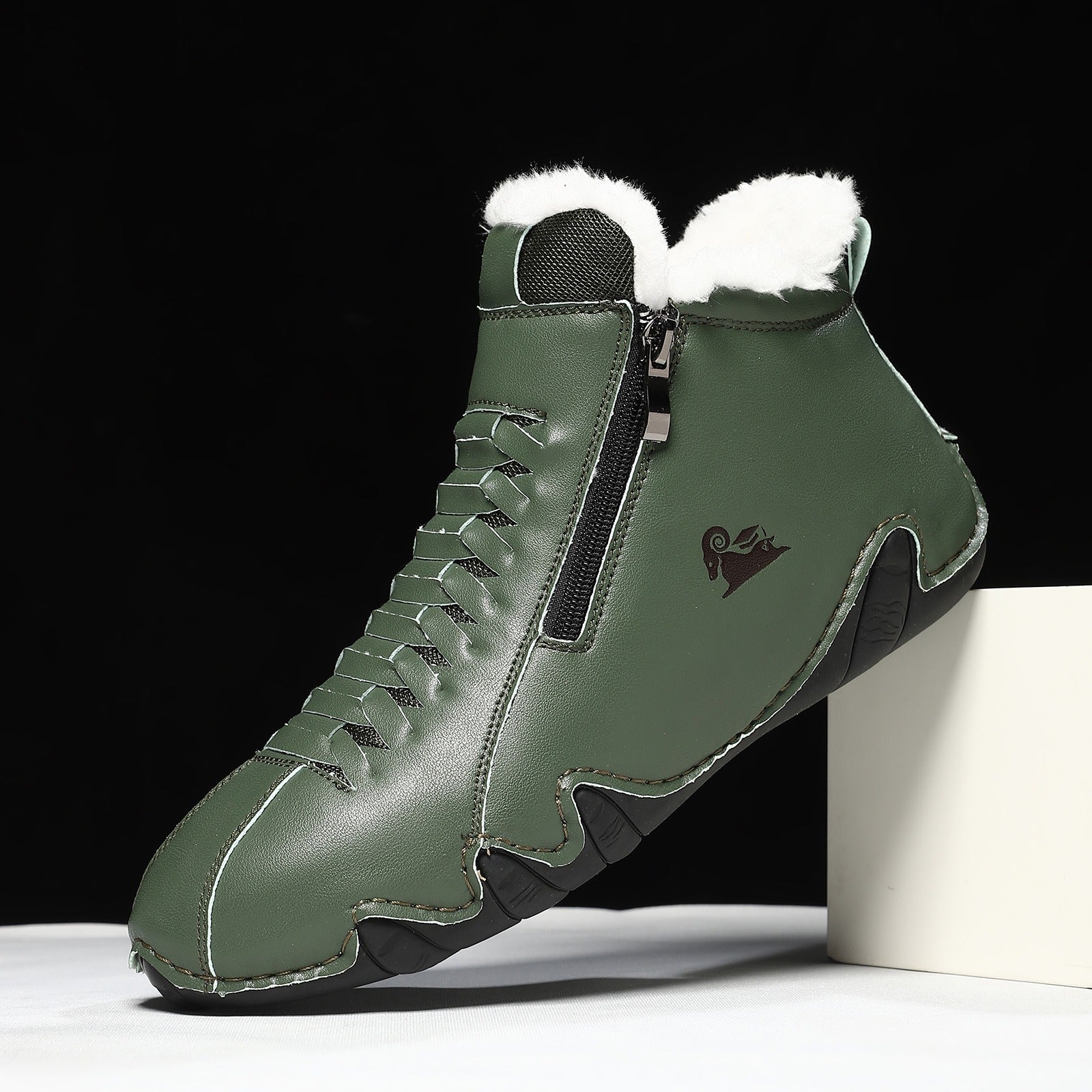 Frieda | Women's winter ankle boots in faux leather with lining and zip