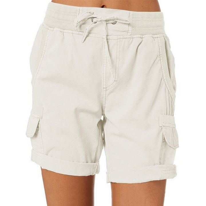 Shorts cargo donna beige con tasche laterali, elastico in vita e coulisse. Stile casual estivo, perfetti per attività all'aperto e tempo libero.