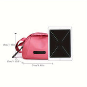 Borsa a tracolla rosa impermeabile, dimensioni 24x13x18 cm, accanto a un tablet per confronto. Ideale per viaggi e uso quotidiano.