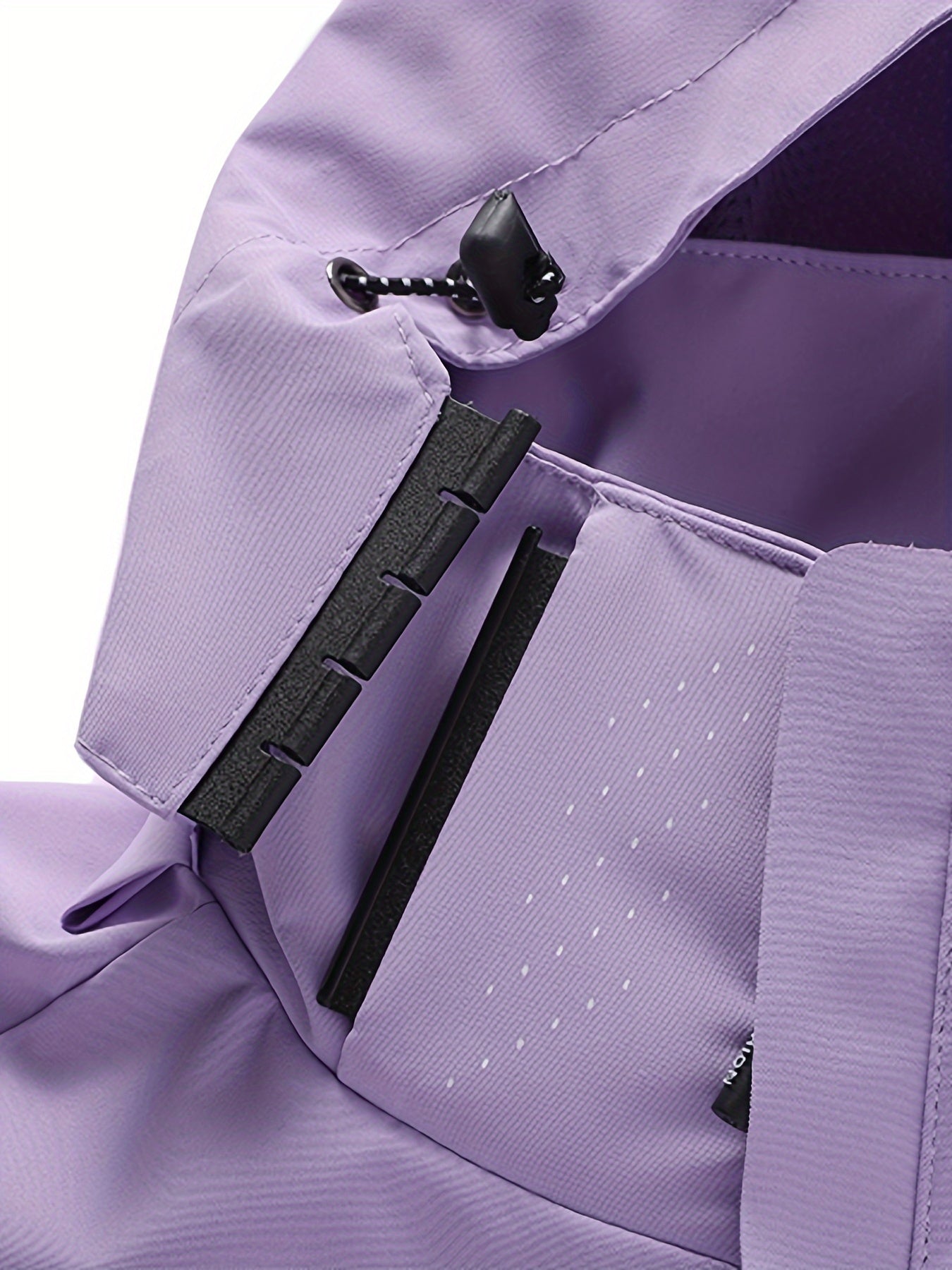 Giacca impermeabile viola con cerniera e chiusura a strappo, tessuto tecnico resistente, ideale per attività outdoor e sport invernali.