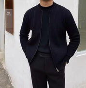 Giacca nera elegante da uomo, stile casual, con zip frontale. Perfetta per look autunnali e invernali. Abbigliamento maschile moderno e versatile.