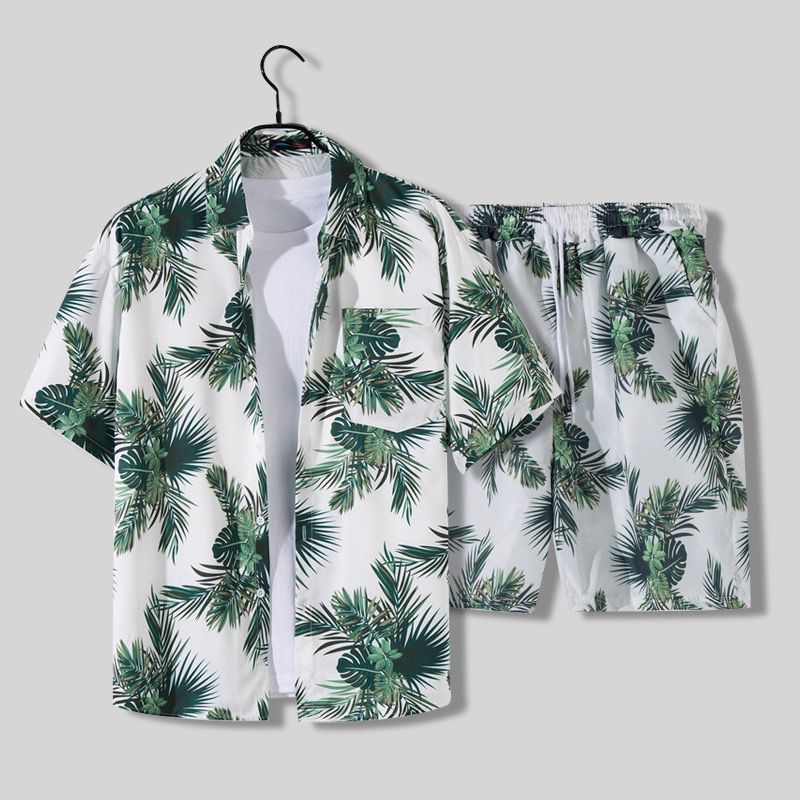 Set coordinato estivo uomo, camicia e pantaloncini con stampa foglie tropicali verdi su sfondo bianco, abbigliamento casual vacanza.