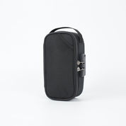 Custodia rigida nera per accessori elettronici, con maniglia e chiusura a zip. Design compatto e resistente, ideale per viaggi e organizzazione.