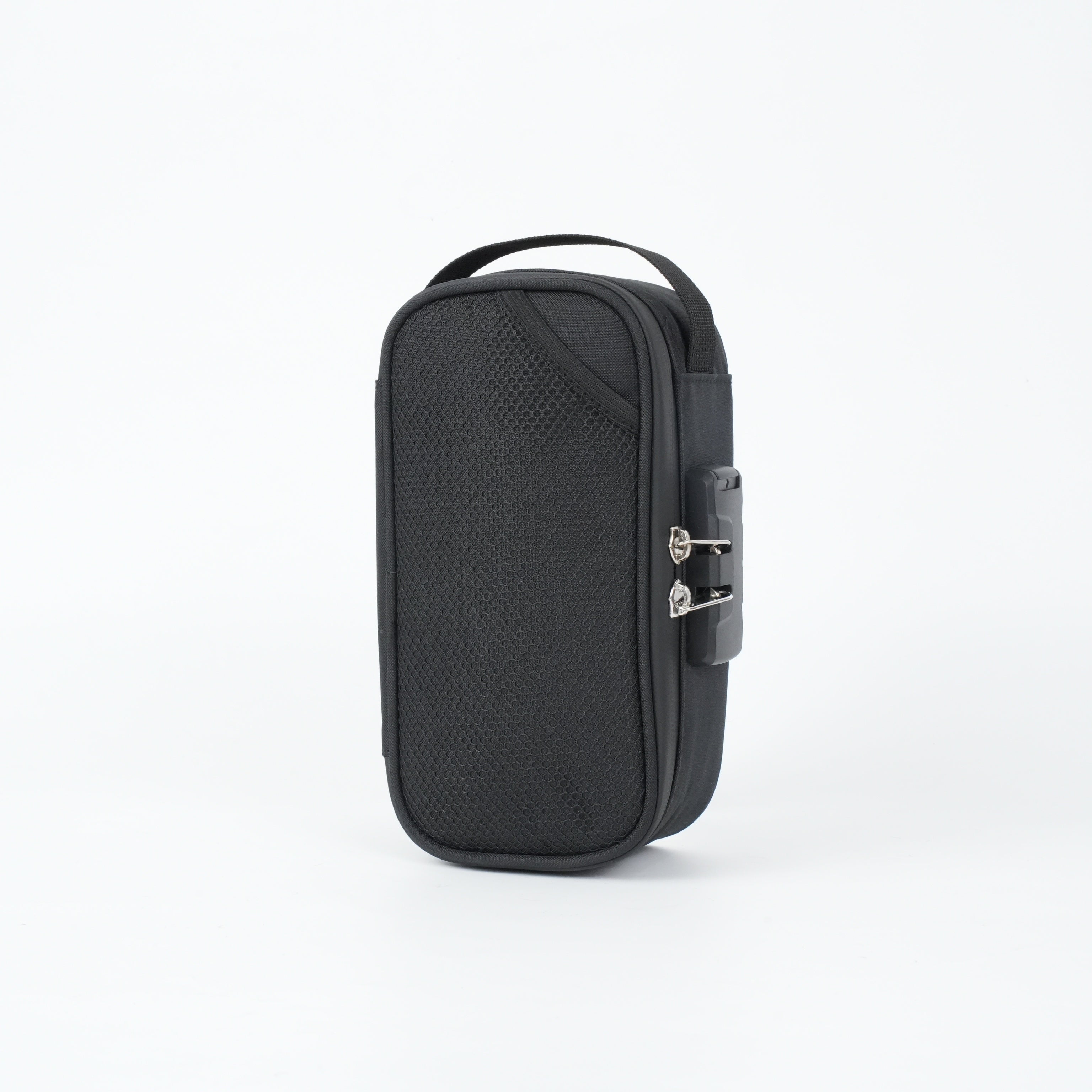 Custodia rigida nera per accessori elettronici, con maniglia e chiusura a zip. Design compatto e resistente, ideale per viaggi e organizzazione.