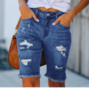 Shorts di jeans strappati da donna, blu, con orlo sfrangiato. Design casual, perfetti per l'estate. Tasche anteriori, chiusura con bottone.